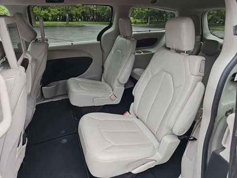 Used 2021 Chrysler Pacifica Touring-L w/ Uconnect Theater Family Group FWD image 18