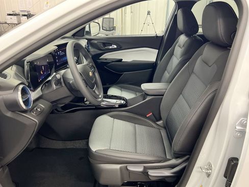 Used 2025 Chevrolet Trax LT FWD image 18
