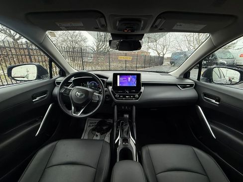 Used 2024 Toyota Corolla Cross XLE image 11