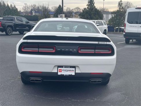 Used 2023 Dodge Challenger SXT image 5