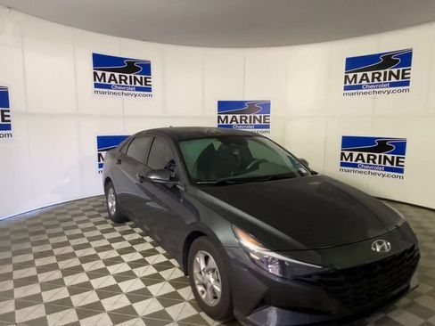 Used 2023 Hyundai Elantra SE w/ Cargo Package FWD image 4