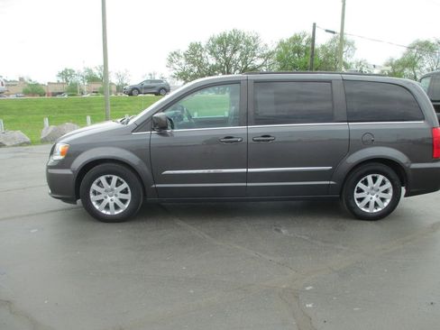 Used 2016 Chrysler Town & Country Touring image 11