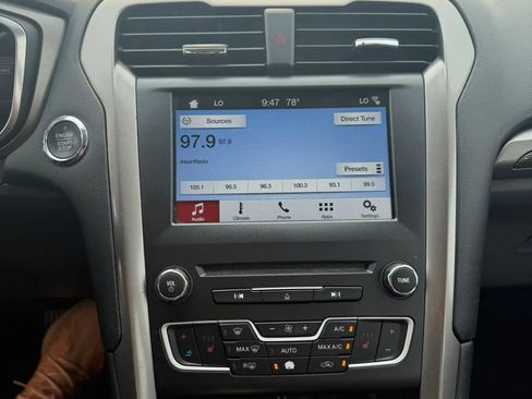 Used 2017 Ford Fusion SE w/ Fusion SE Technology Package FWD image 14
