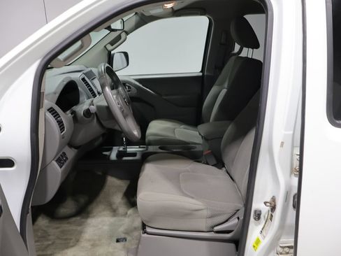 Used 2015 Nissan Frontier SV w/ SV Value Truck Package AWD/4WD image 11