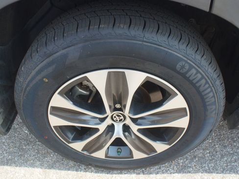 Used 2021 Toyota Highlander XLE AWD/4WD image 29
