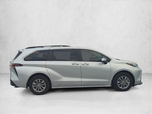 Used 2024 Toyota Sienna XLE image 5