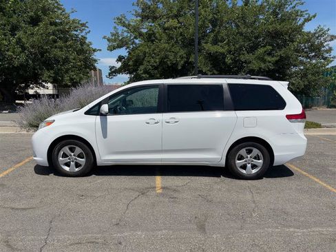 Used 2011 Toyota Sienna LE image 2