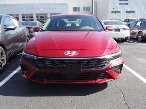 Used 2025 Hyundai Elantra SEL FWD image 2