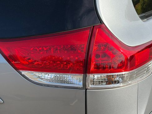 Used 2014 Toyota Sienna LE FWD image 50