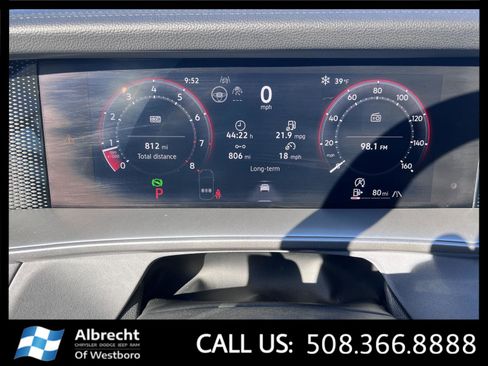 Used 2025 Volkswagen Tiguan SE image 28