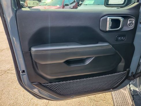 Used 2025 Jeep Wrangler Unlimited Sahara image 16