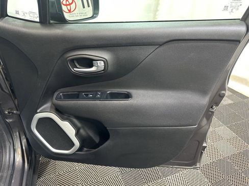 Used 2018 Jeep Renegade Latitude image 11