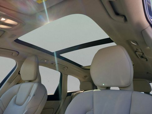 Used 2022 Volvo XC60 B5 Momentum w/ Protection Package Premier image 23