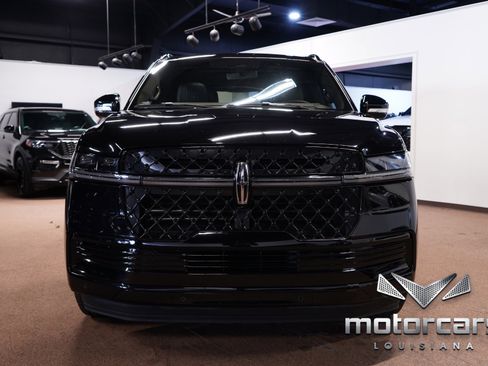 Used 2025 Lincoln Navigator Reserve w/ Jet Appearance Package image 2