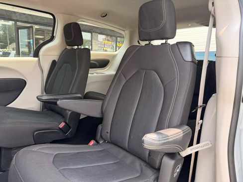 Used 2023 Chrysler Voyager LX FWD image 11