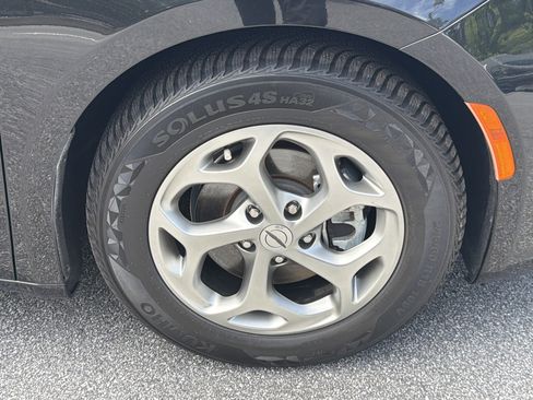 Used 2022 Chrysler Pacifica Limited FWD image 21