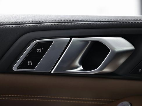 Used 2023 BMW X7 xDrive40i w/ Executive Package image 18