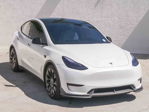 Used 2022 Tesla Model Y Performance image 3