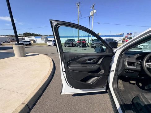 Used 2023 GMC Terrain SLE w/ Driver Convenience Package AWD/4WD image 17