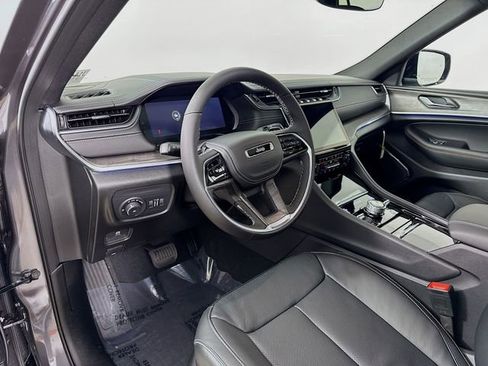 New 2025 Jeep Grand Cherokee Overland image 9