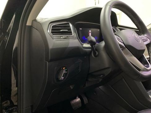 Used 2023 Volkswagen Tiguan SE w/ Panoramic Sunroof Package FWD image 38