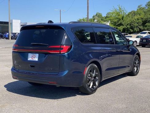 Used 2025 Chrysler Pacifica Limited FWD image 3
