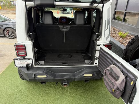 Used 2017 Jeep Wrangler Sahara AWD/4WD image 27