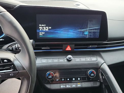 Certified 2025 Hyundai Elantra SEL image 11