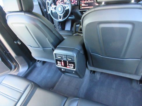 Used 2023 Porsche Cayenne AWD/4WD image 36
