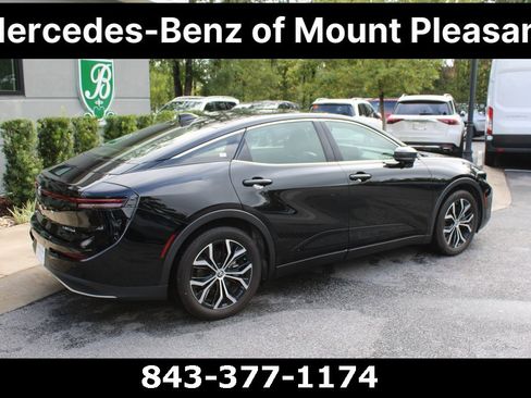 Used 2023 Toyota Crown Limited image 4