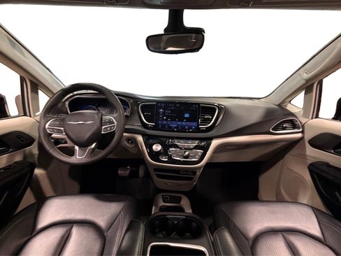Used 2024 Chrysler Pacifica Touring-L FWD image 41