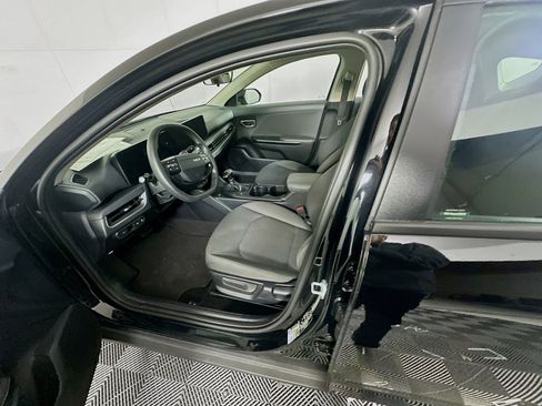 Used 2025 Kia K4 LX image 13