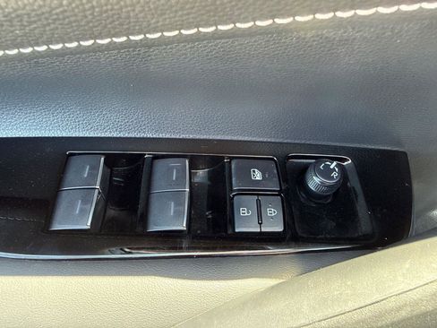 Used 2023 Toyota Corolla SE w/ SE Premium Package FWD image 10