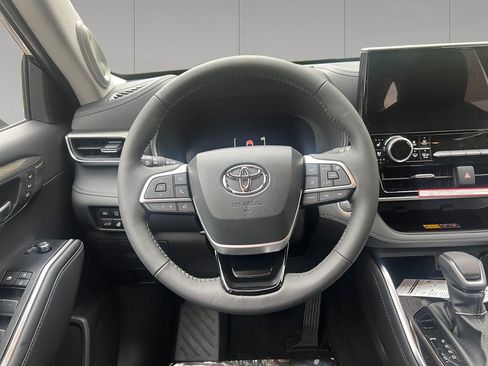 New 2026 Toyota Highlander Platinum AWD/4WD image 13