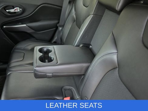 Used 2019 Jeep Cherokee Latitude Plus AWD/4WD image 17