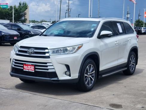 Used 2019 Toyota Highlander XLE FWD image 3