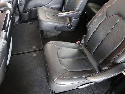 Used 2019 Chrysler Pacifica Touring-L Plus w/ Advanced Safetytec Group image 23