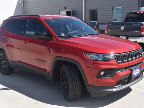 Used 2025 Jeep Compass Latitude w/ Altitude Special Edition AWD/4WD image 3