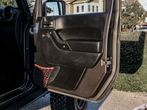 Used 2017 Jeep Wrangler Unlimited Rubicon image 44