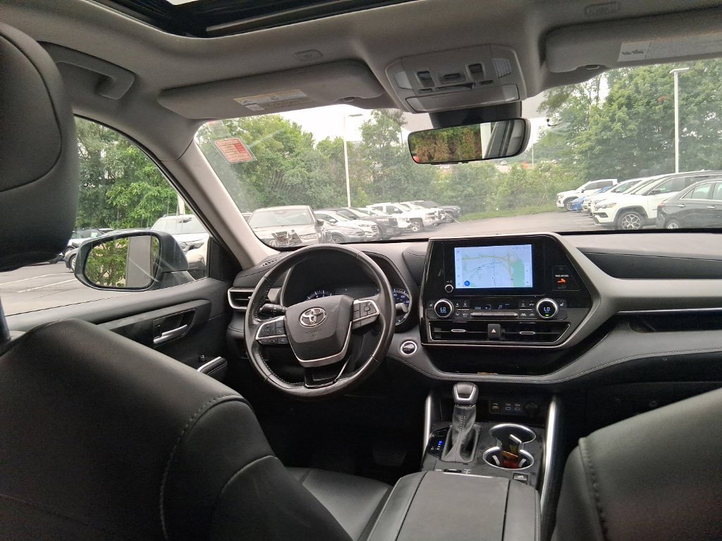 Used 2024 Toyota Highlander XLE AWD/4WD image 27