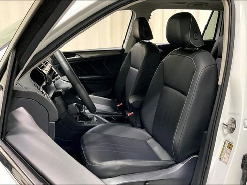 Used 2024 Volkswagen Tiguan SE w/ Panoramic Sunroof Package FWD image 25