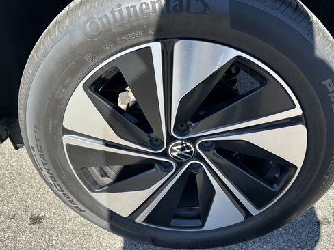 Used 2024 Volkswagen Taos SE w/ Panoramic Sunroof Package image 13