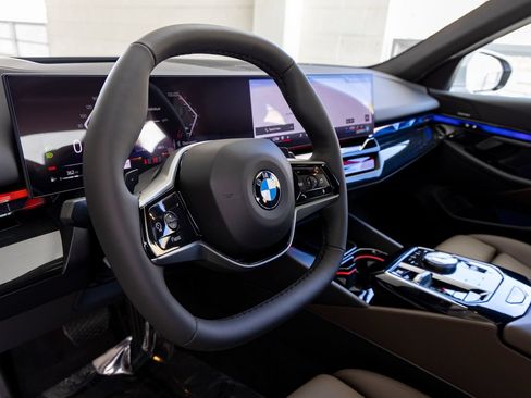 Used 2026 BMW 530i w/ Premium Package RWD image 18