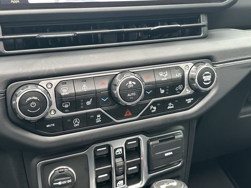 Used 2025 Jeep Wrangler Sahara w/ Safety Group image 34