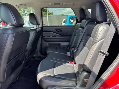 Used 2024 Nissan Pathfinder SL w/ Black Appearance Package FWD image 12