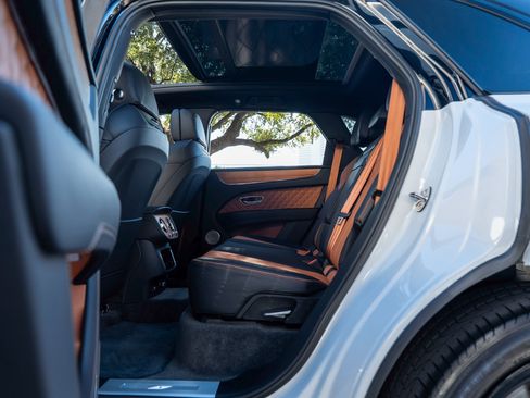 Used 2023 Bentley Bentayga image 42
