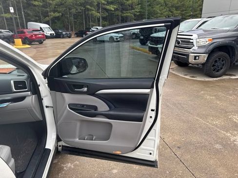 Used 2015 Toyota Highlander XLE FWD image 23