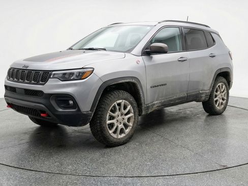 Used 2025 Jeep Compass Trailhawk AWD/4WD image 3