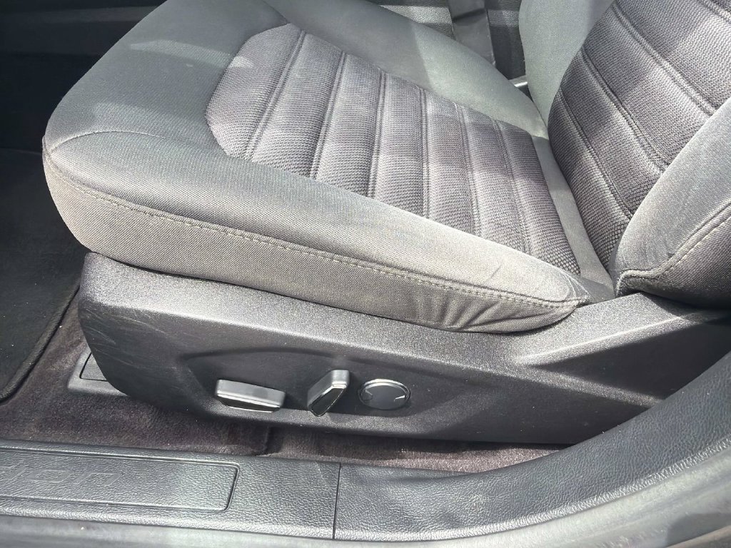 Used 2017 Ford Fusion SE w/ Fusion SE Technology Package FWD image 16