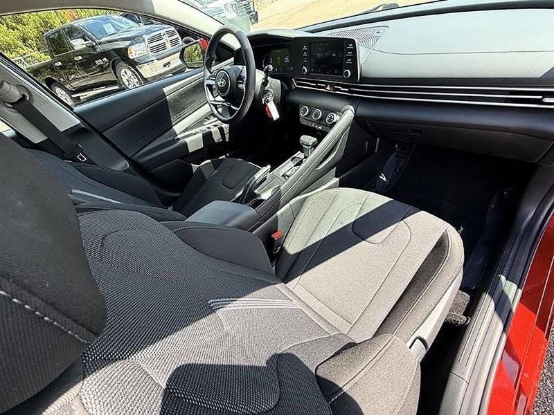 Used 2026 Hyundai Elantra SE FWD image 18